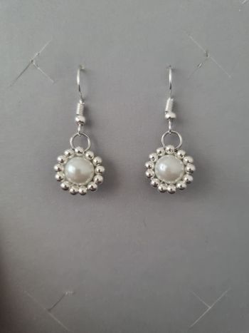 boucles d'oreilles perles blanches et argentées, pièces uniques artisanale 