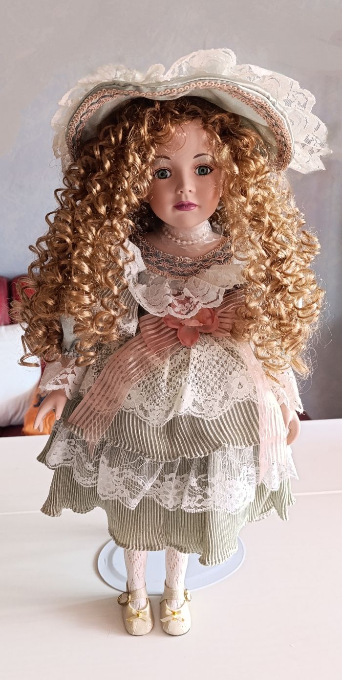Poupée de Collection en Porcelaine Neuve - photo numéro 2