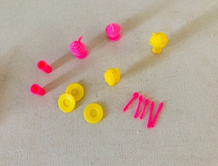 Lot de 14 objets barbie glacier glaces rose jaune - photo numéro 2