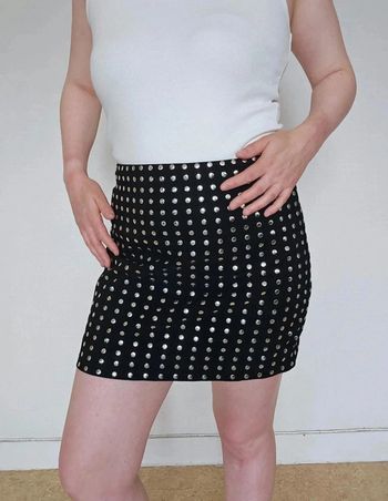 Magnifique jupe avec des clous