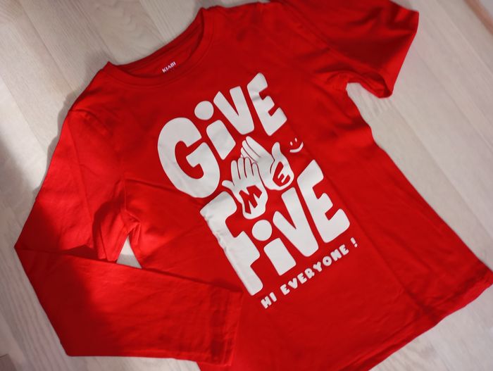 Tee-shirt rouge motif "give me 5" Kiabi 
T. 10 ans 
NEUF - photo numéro 2