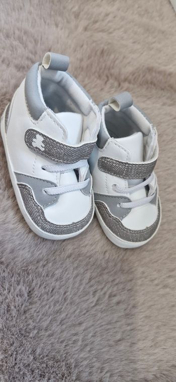 Chaussure Baskets bébé Lulu Castagnette blanc/gris 3-6 mois comme neuves