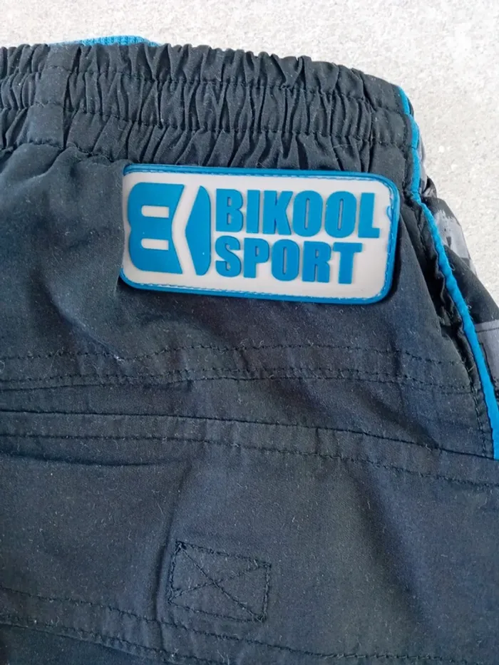 Pantacourt Noir et Blue Bikool Sport taille 12 ans. - photo numéro 3