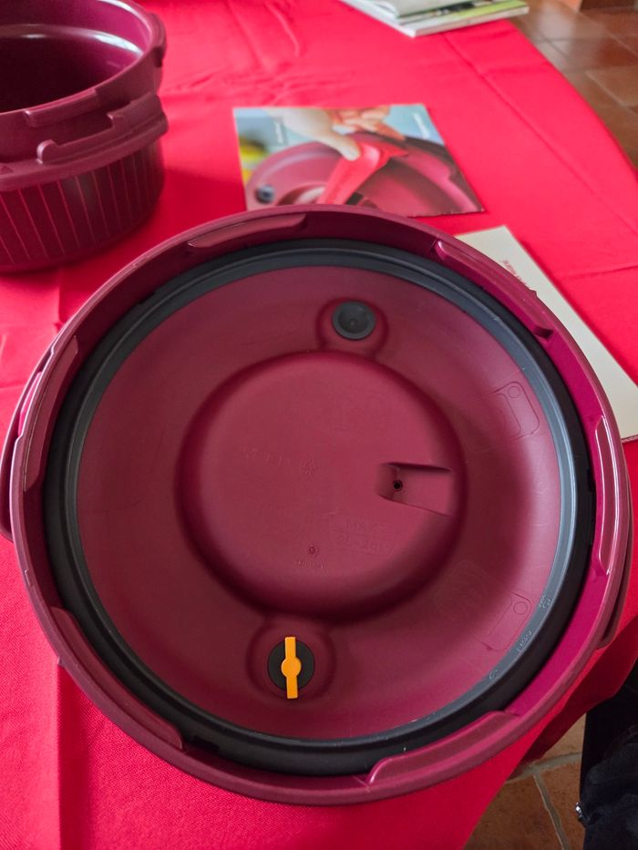 Micro pressure cooker avec livres Tupperware - photo numéro 4