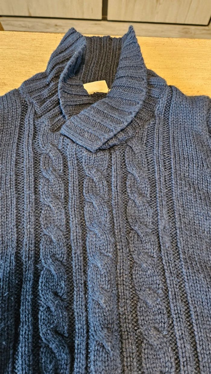 Pull bleu foncé à manches longues et col en V, New Basic, 4/5 ans, bon etat - photo numéro 5