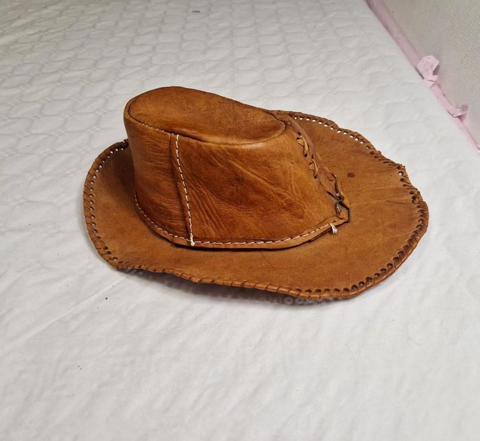 Ancienne chapeaux en cuir , cousu à la main , marron , vintage , homme , femme - photo numéro 2