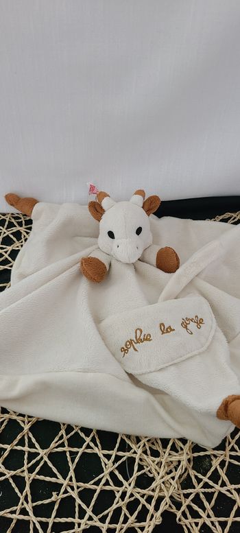 Doudou Sophie la girafe blanc et marron Vulli