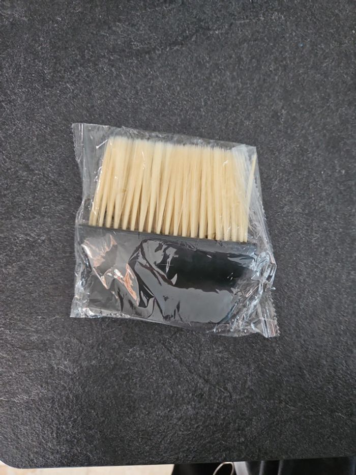 Brosse neuve coiffeur pour enlever les cheveux coupés