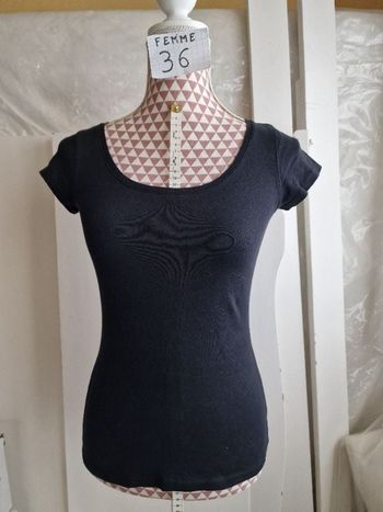 Tee-shirt, noir, en coton, en très très bon état, longueur 57cm, marque Camaïeu =4€