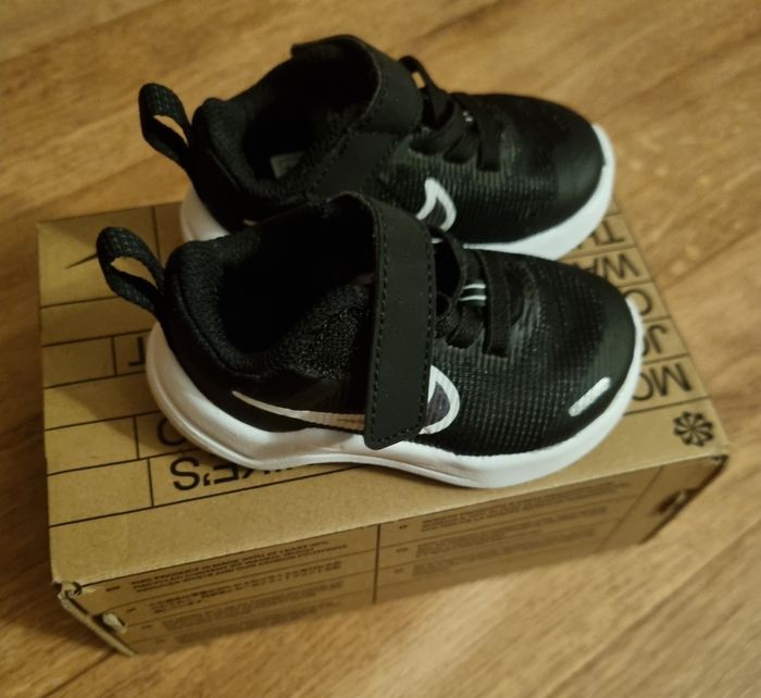 basket Nike noir et blanche taille 18 1/2 - photo numéro 3