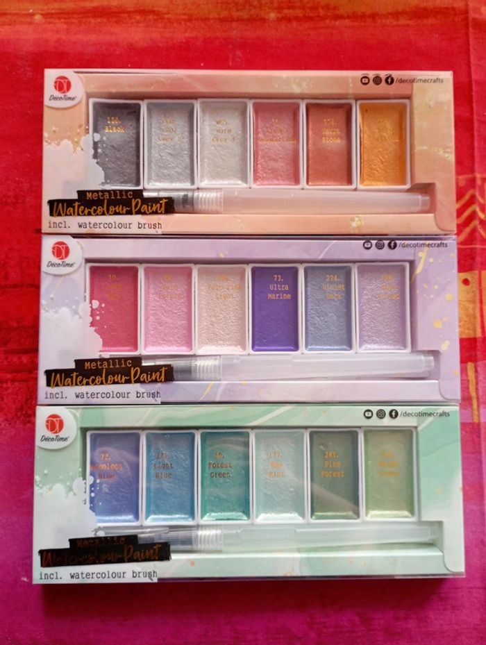 Set d'aquarelles métallisées avec pinceaux à réservoir d'eau.