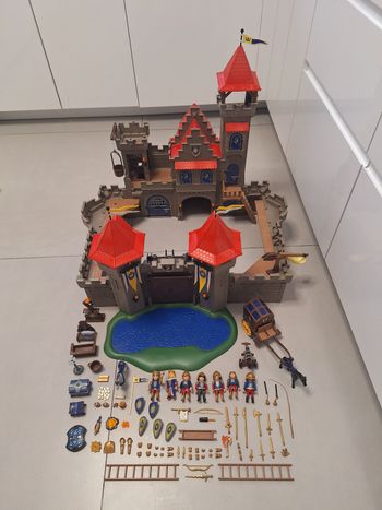 Très grand chateau playmobil 3268 avec structure complète avec nombreux accessoires et personnages chevaliers.
