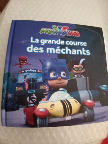 Livre pyjamask la grande course des méchants