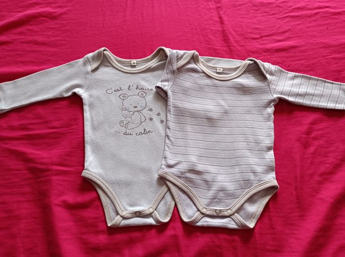 Bodies taille 9 mois