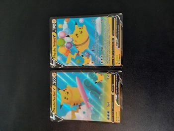 Lot Carte Pokémon Pikachu Surfeur V 008/025 EB7.5 - 006/025 Célébrations 25 ans, épée et bouclier