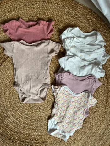 Lot de 7 bodys Mc Primark H&M 12 mois parfait état