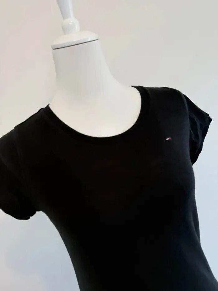 T-shirt Tommy Hilfiger femme noir taille L très bon état - photo numéro 2