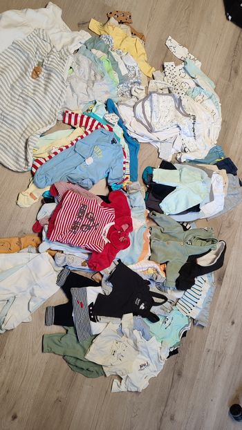 Gros lot 1 mois garçon / 102 pièces