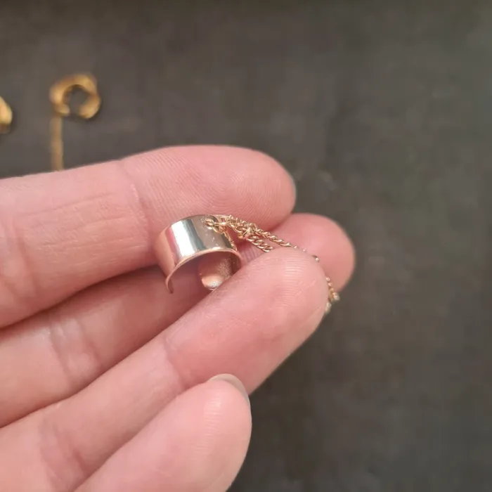 Bagues d'oreille avec chaine neuves - photo numéro 3