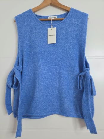 Pull bleu In April 1986