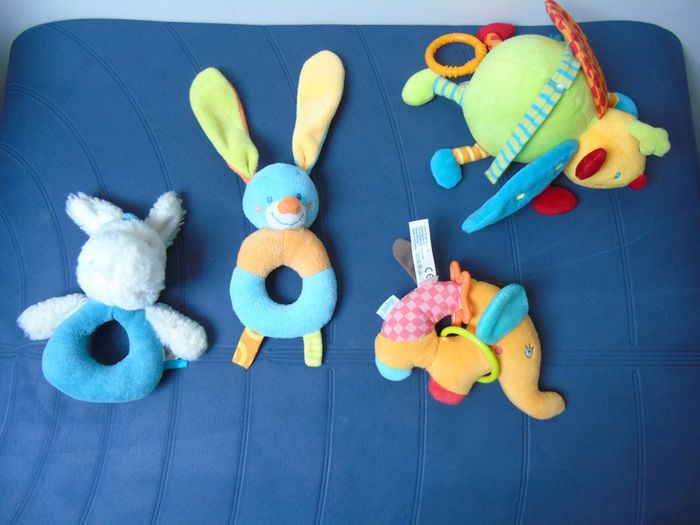 Lot de 3 doudous hochets et 1 peluche musicale