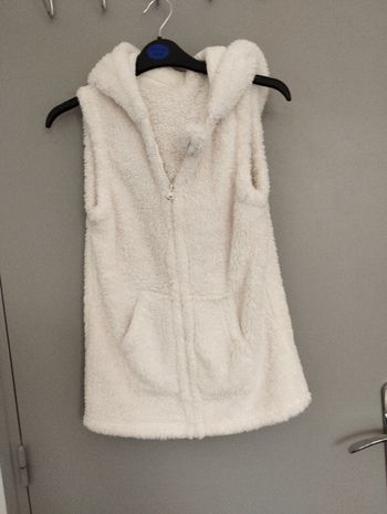 Veste sans manches à capuche en très bon état taille 14 ans 