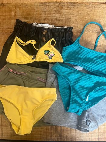 Lot vêtements 5 ans – short simili, maillots bain, short été (TBE)