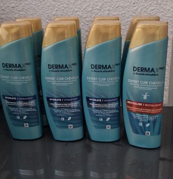 Shampooing head and shoulders 