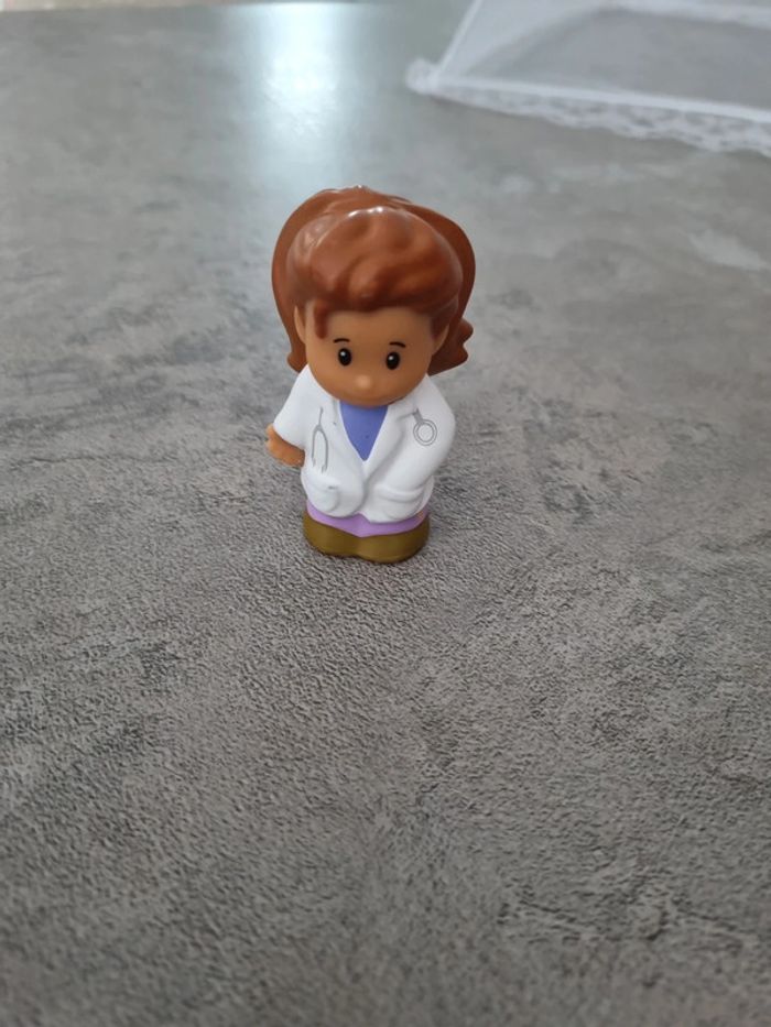 Figurine little people medecin