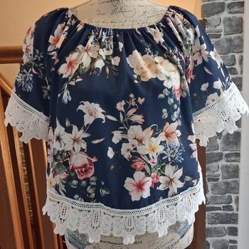 Blouse marine fleurie courte avec de la dentelle