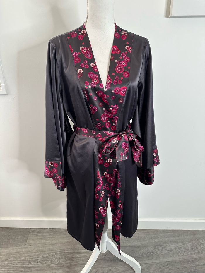 Peignoir kimono satiné à fleurs gris eg rose fuchsia T1 36/38 S/M