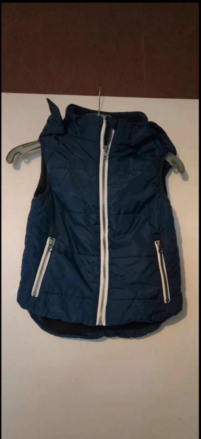 Doudoune sans manches avec capuche  6 ans TBE