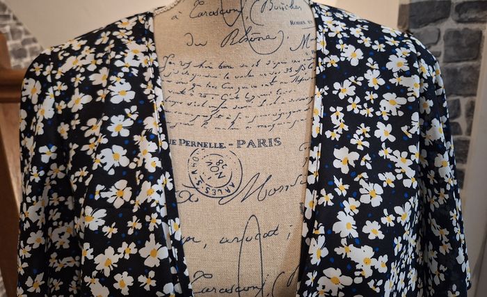 Boléro court avec pans à nouer noir à fleurs blanches - photo numéro 2