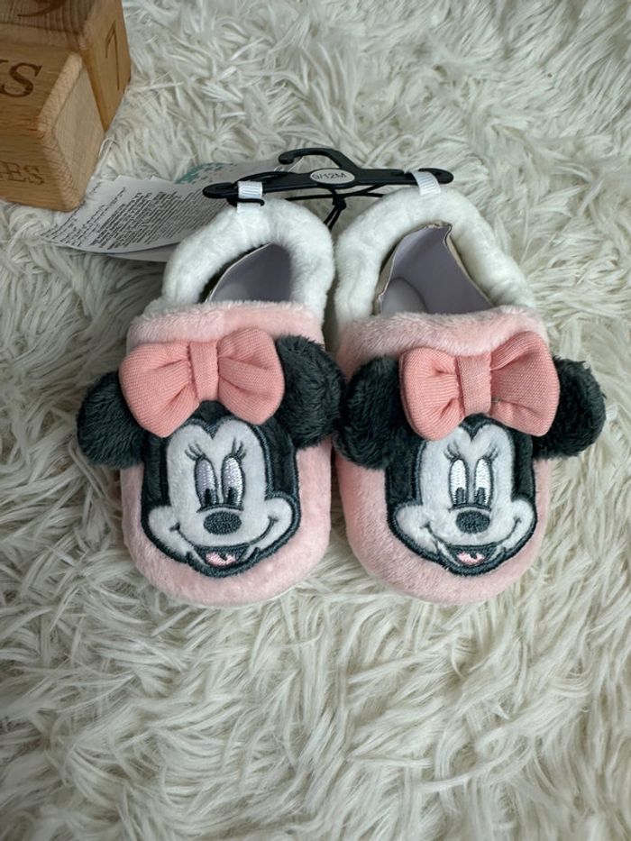 Paire de chaussons Minnie Disney Kiabi taille 9-12 mois - photo numéro 2