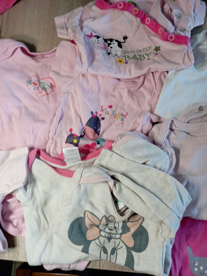 Lot de bodies 6mois - photo numéro 2