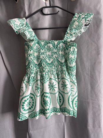 Top smocké blanc et vert à bretelles volantées – py – Made in Italy