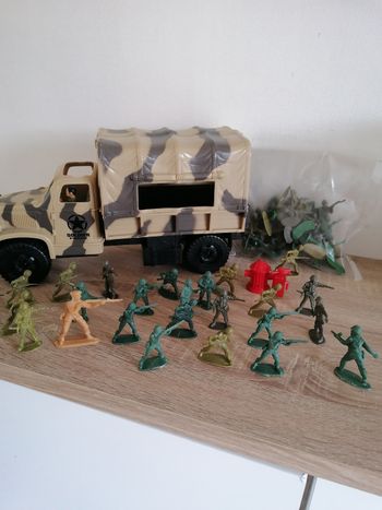 Lot camion et +40 soldats militaires en plastique