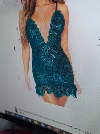 Robe moulante vert émeraude à sequins et ourlet dentelle volanté