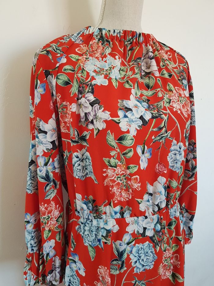Robe rouge fleurs multicolores, aisselles 57 cm, longueur 1m, H&M, taille 44 - photo numéro 2
