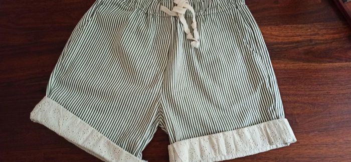 Short à rayures et broderie anglaise