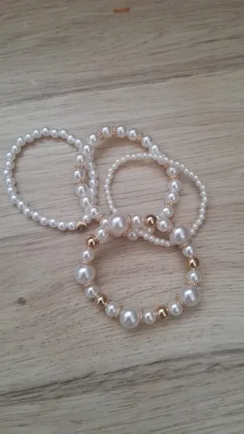 Lot de 4 bracelets perles blanches et dorées, élastique solide ,couleur dorée