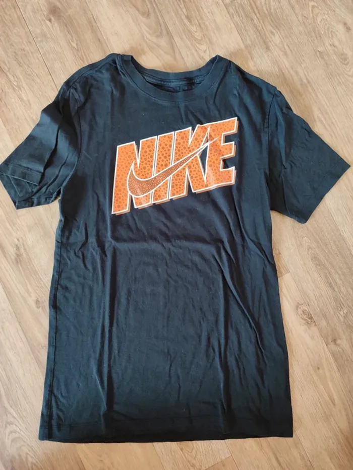 T-shirt Nike noir logo orange – Taille S