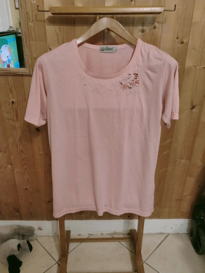 Haut rose pâle avec broderie florale - photo numéro 2