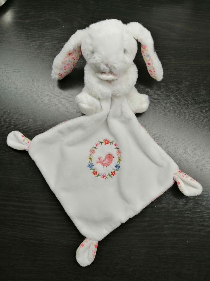 Doudou LAPIN fourrure velours blanc et motif fleurs
Avec mouchoir tout doux brodé fleurs et oiseau