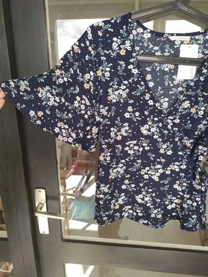 Blouse fleurie marine coupe cache coeur Taille S Camaïeu Neuf avec étiquette - photo numéro 2