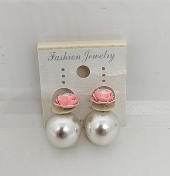 Paire de boucles d'oreilles.
Neuve.