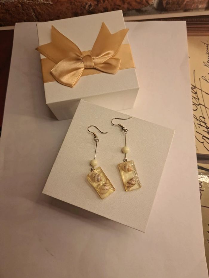 Boucles d'oreilles pendante en résine avec coquillages