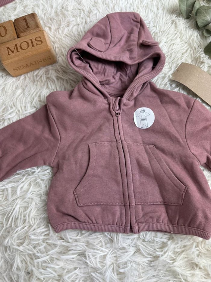 Ensemble gilet zippé et pantalon Kiabi taille 1 mois - photo numéro 2