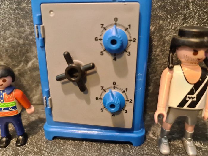 Playmobil lot numéro 1 accessoires et perso abîmés - photo numéro 2
