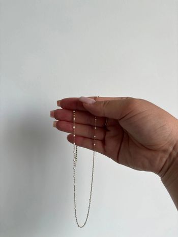 collier doré et blanc